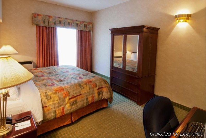 Four Points By Sheraton Toronto Airport East Room photo