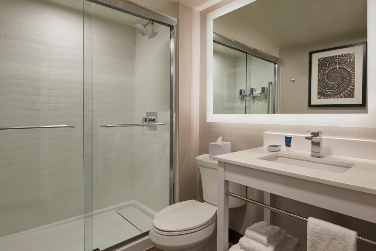 Four Points By Sheraton Toronto Airport East Exterior photo